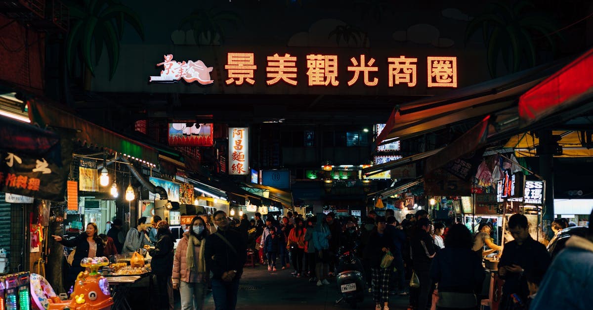 台北夜市璀璨燈火與洶湧人潮,士林饒河寧夏三大夜市各具獨特飲食文化特色。