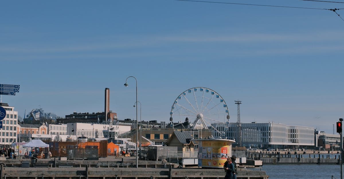 Tallinnan sää toukokuussa on aurinkoisimmillaan – kirkas taivas sataman maailmanpyörän yllä