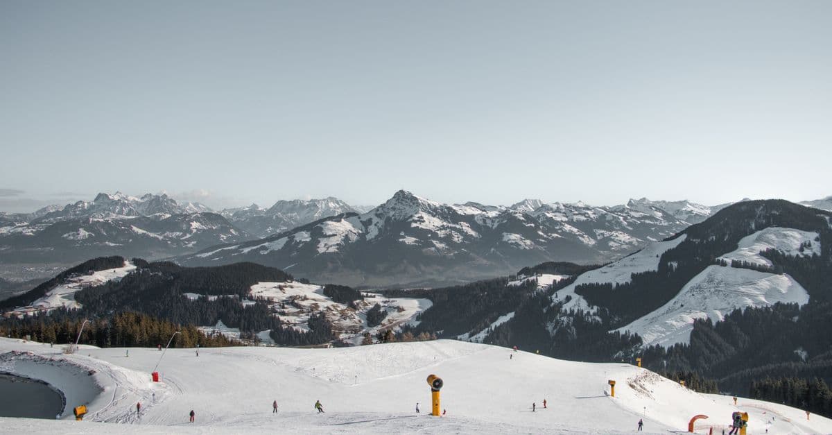 Malerische Winterlandschaft mit schneebedeckten Bergen und Skipisten in Brixen im Thale, Tirol, Österreich
