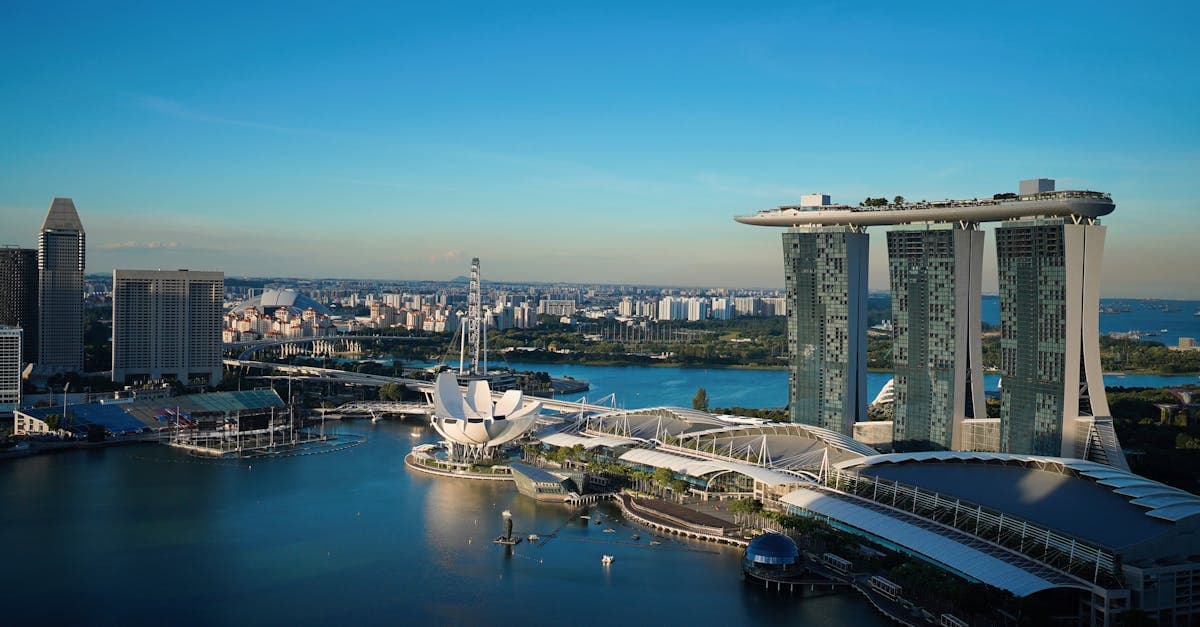 晴天俯瞰新加坡 Marina Bay Cruise Centre 周邊標誌性濱海灣金沙城市景觀