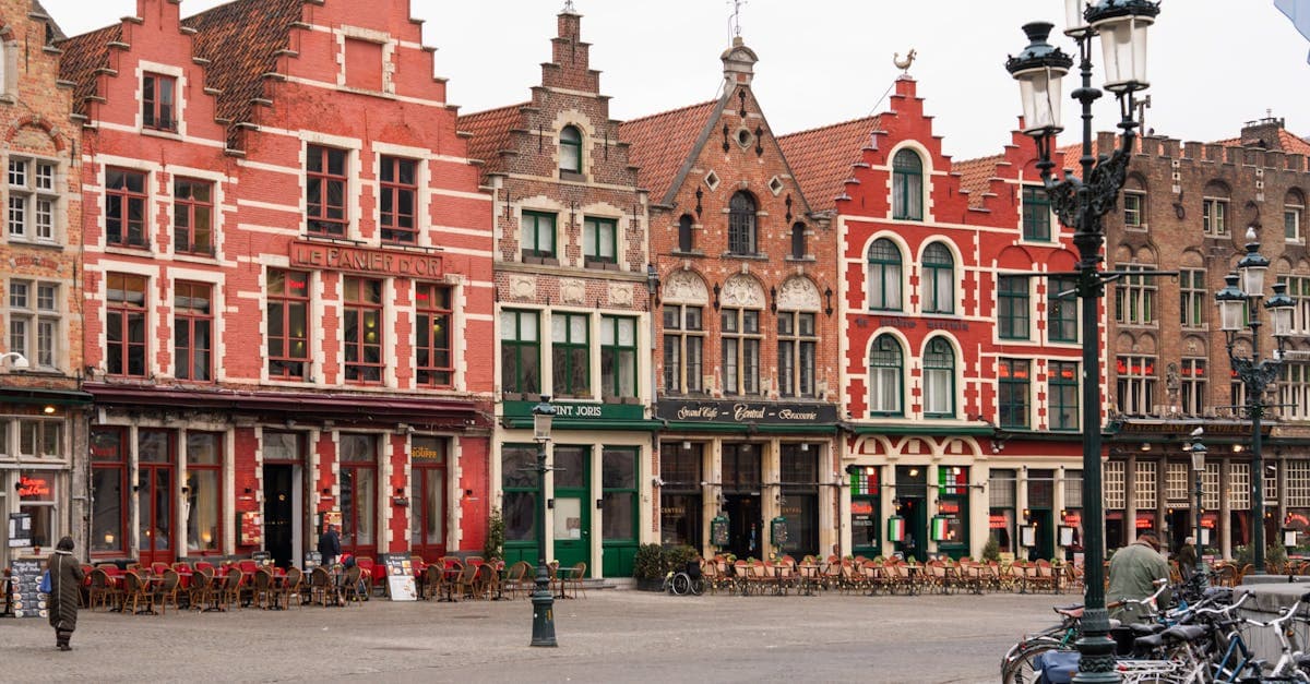 Fachadas medievais coloridas às margens dos canais de Bruges, Bélgica, cidade charmosa para visitar no verão na europa