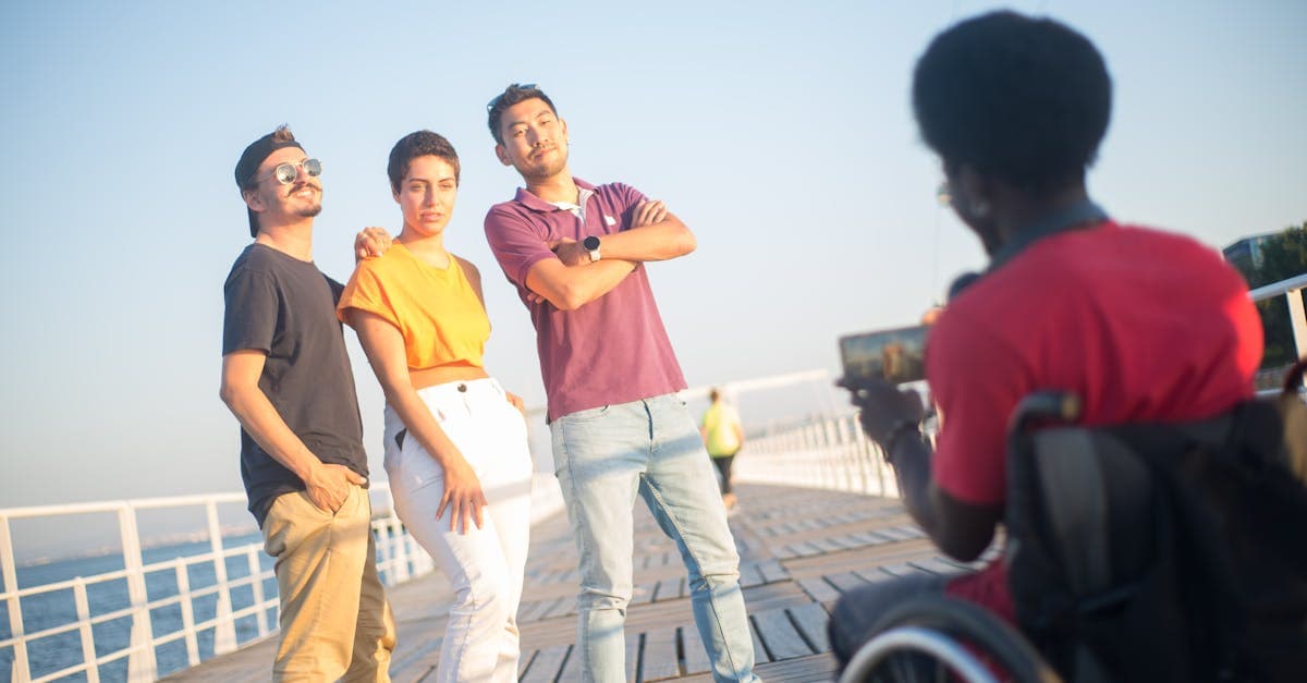 Grupo de amigos disfrutando en un paseo marítimo soleado, representando el presupuesto real para viajar barato europa