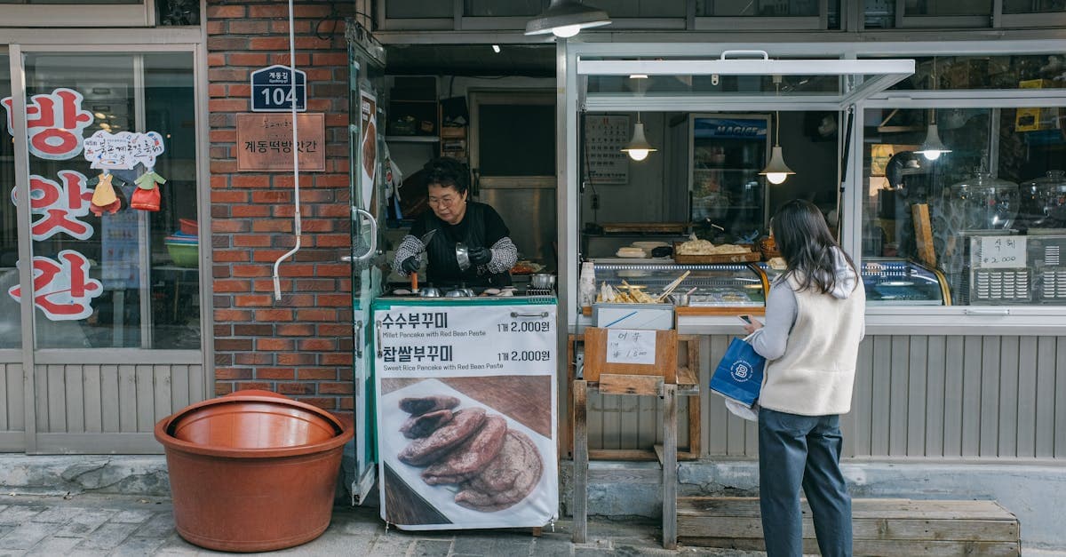 ソウル・釜山・仁川それぞれの地域で異なる郷土料理と食文化を女性が体験する様子