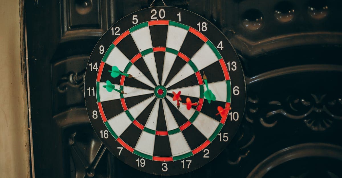 Dartscheibe mit roten und grünen Pfeilen – Spielplan, Preisgeld und Format der Dart WM 2026