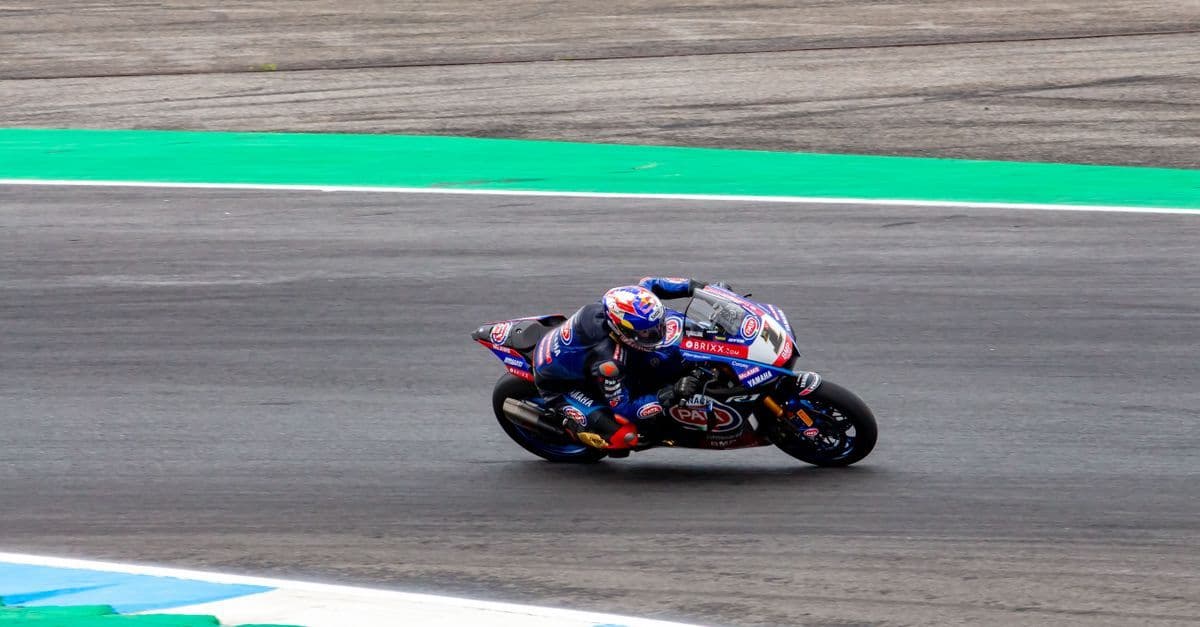 Piloto del MotoGP 2026 inclinado en una curva del circuito de Portugal durante la temporada.
