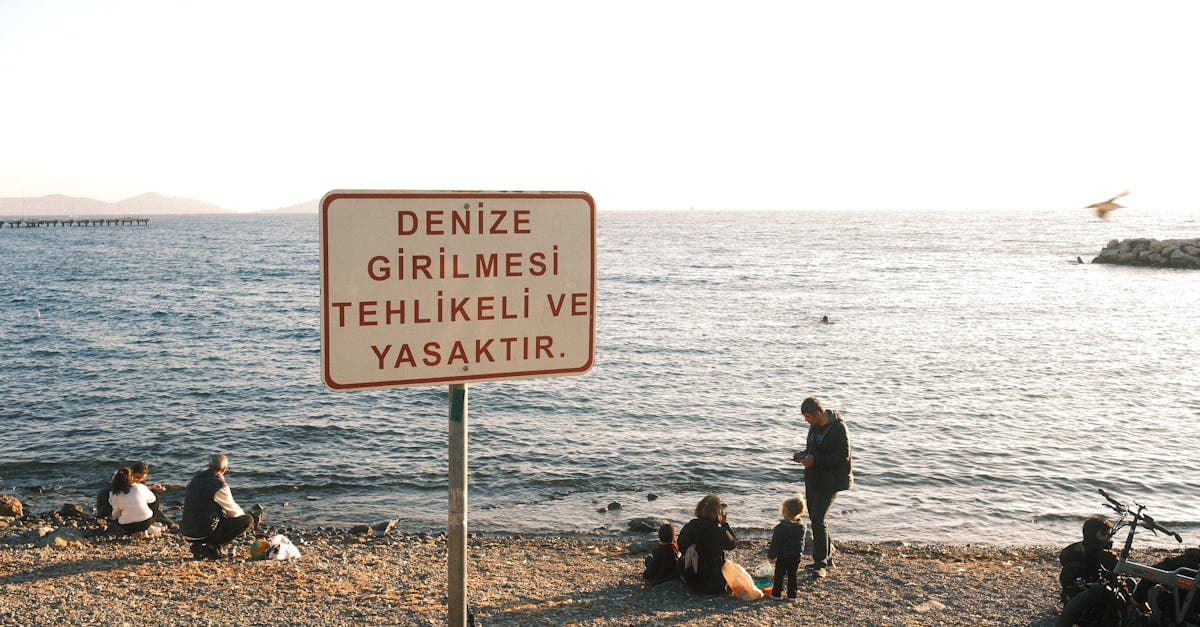 Waarschuwingsbord bij een meer in Turkije voor gevaarlijk zwemwater, illustratie van veiligheidsrisico's voor reizigers