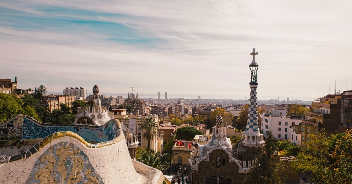 Vista panoramica dello skyline di Barcellona dal parco Güell, ideale da esplorare con una eSIM da viaggio