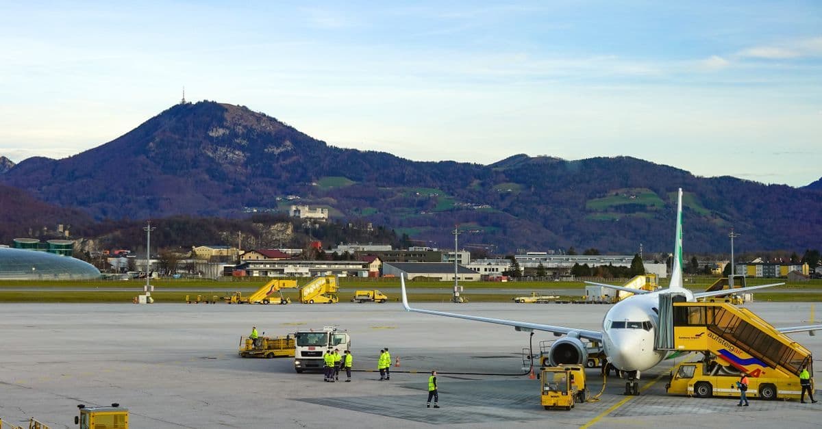 Flughafen Salzburg: Der komplette Reiseführer für Passagiere 2026 - eSIM travel guide by HelloRoam