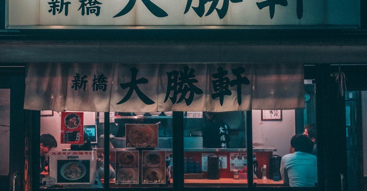 장르별 도쿄 맛집 TOP 추천, 밤에 환하게 불 밝힌 정통 일본 식당 외관