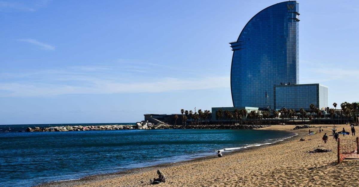Plaża w Barcelonie z charakterystycznym hotelem W – jedna z najciekawszych Barcelona atrakcje