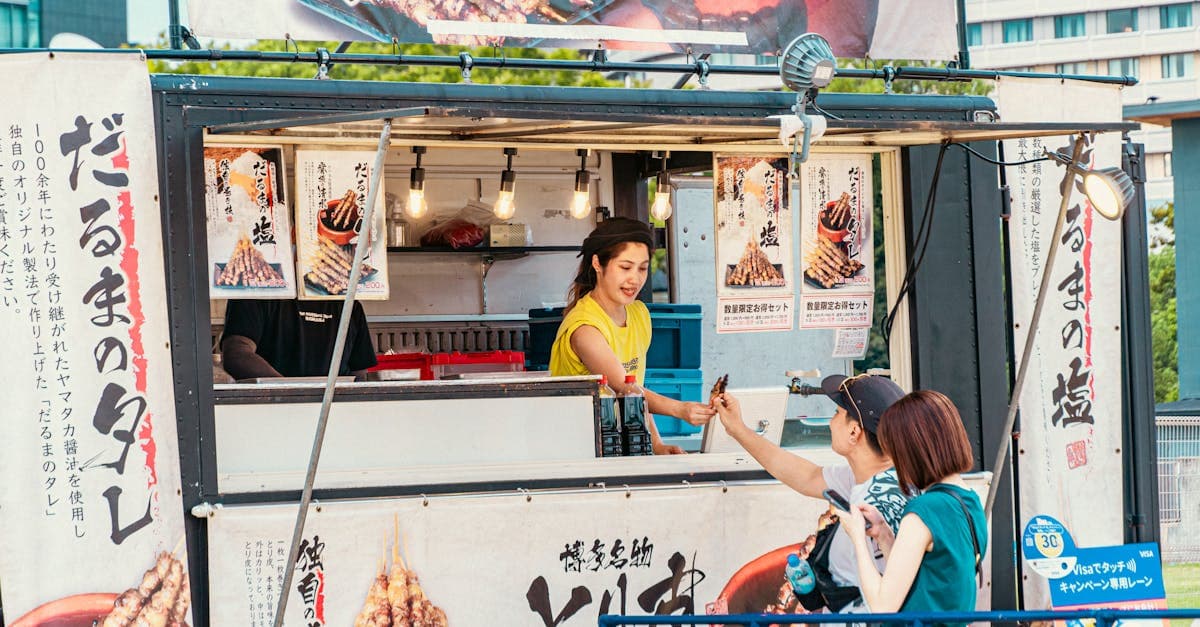 Venditore di street food al mercato giapponese, guida ai costi per mangiare in Giappone ogni giorno