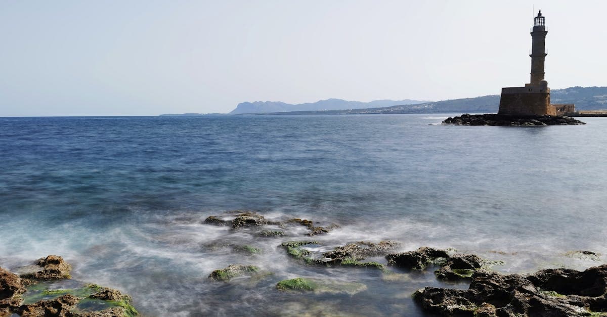 Chania Fyrtårn på Kreta med bølger der slår mod klipperne under det typiske kreta vejr