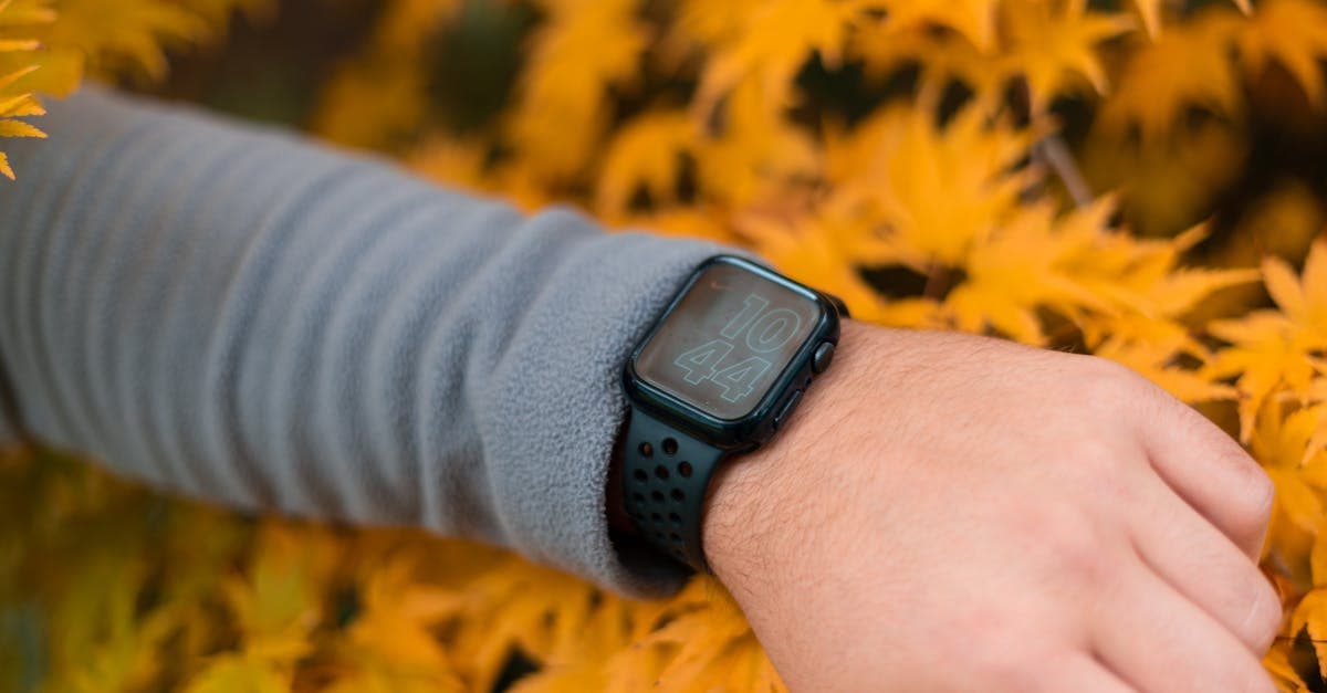 Samsung watch op een pols omringd door kleurrijke herfstbladeren, verbonden via eSIM en LTE.
