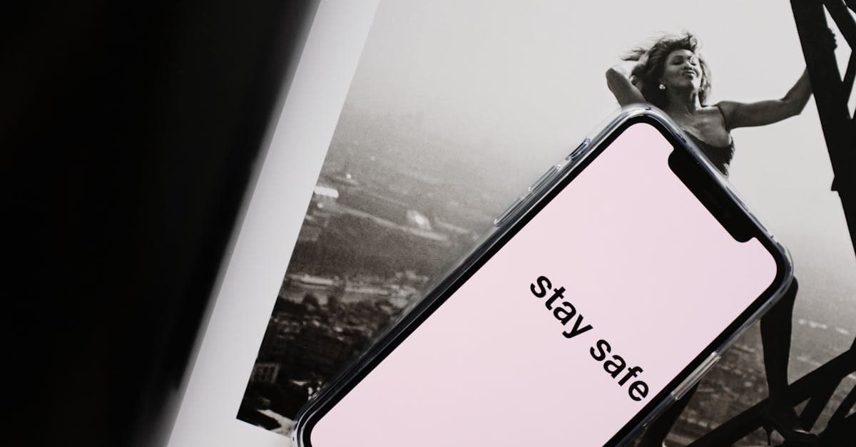 Smartphone displaying a safety reminder, representing mobile data as a personal safety tool in Cancun