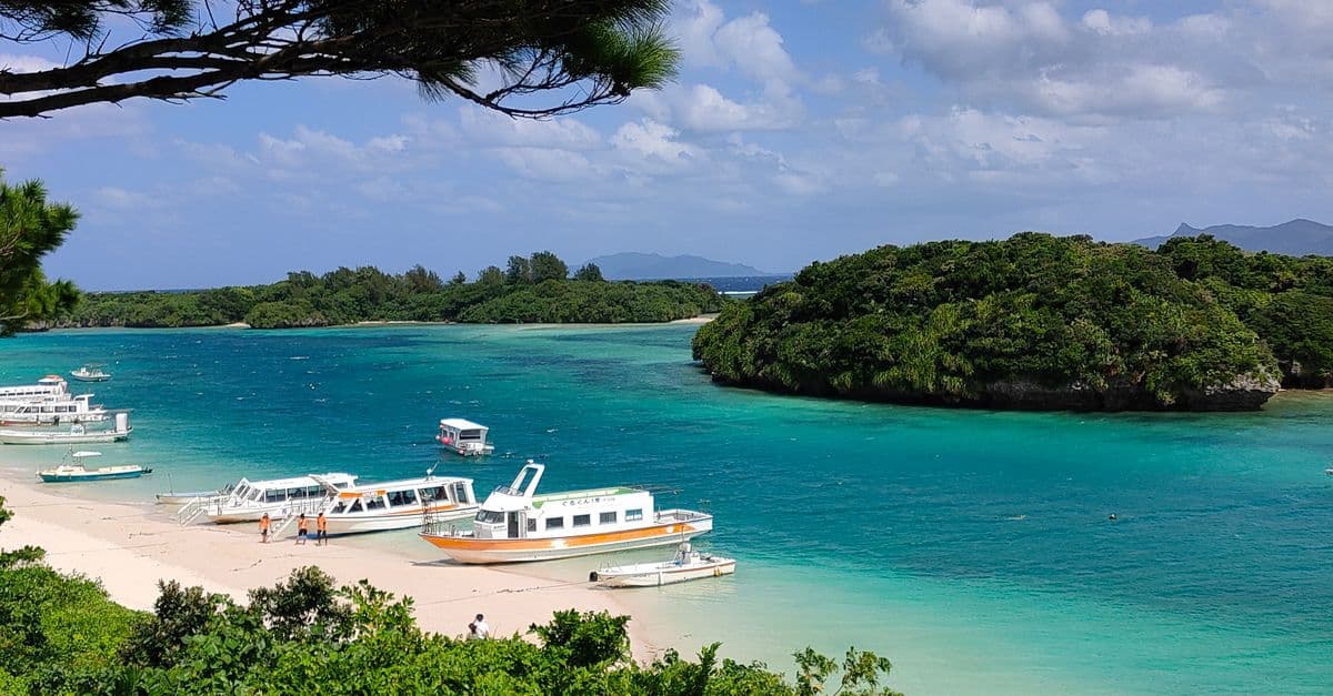 Türkisblaues Meer und weiße Sandstrände auf Ishigaki in Okinawa bei einer Bootstour