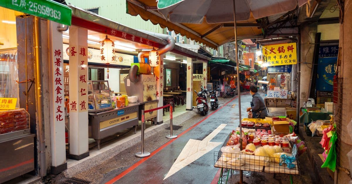 豐原廟東夜市色彩繽紛的攤販街景,距豐原車站步行僅需五分鐘