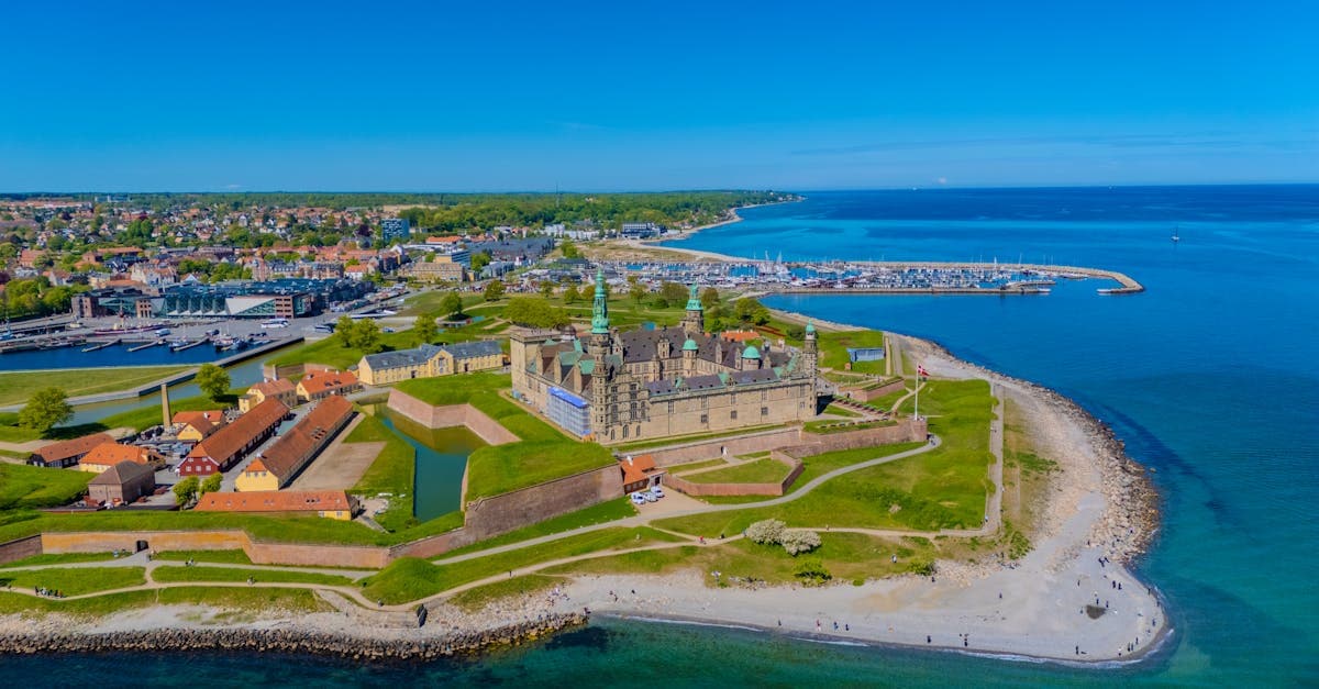 Luftfoto af Kronborg Slot i Helsingør med det blå hav og grønne omgivelser – populær rejsedestination til eid 2026