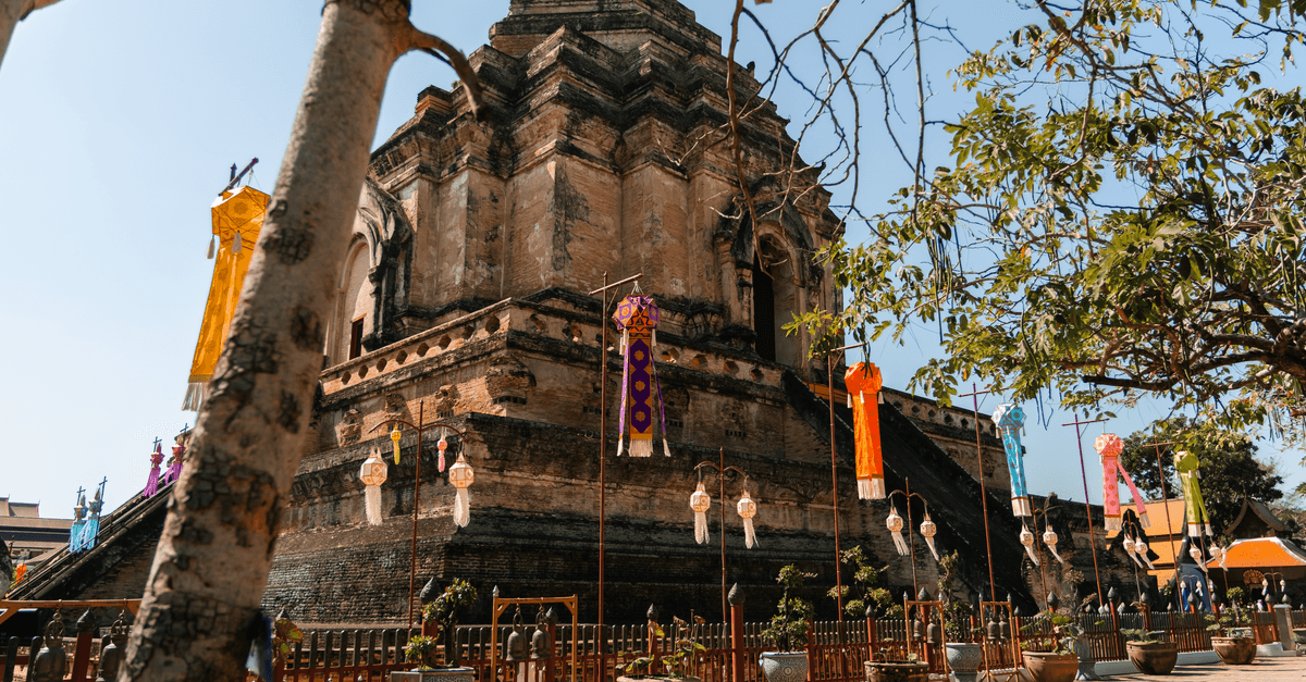 Świątynia Wat Chedi Luang w Chiang Mai – jeden z powodów, kiedy lecieć do Tajlandii
