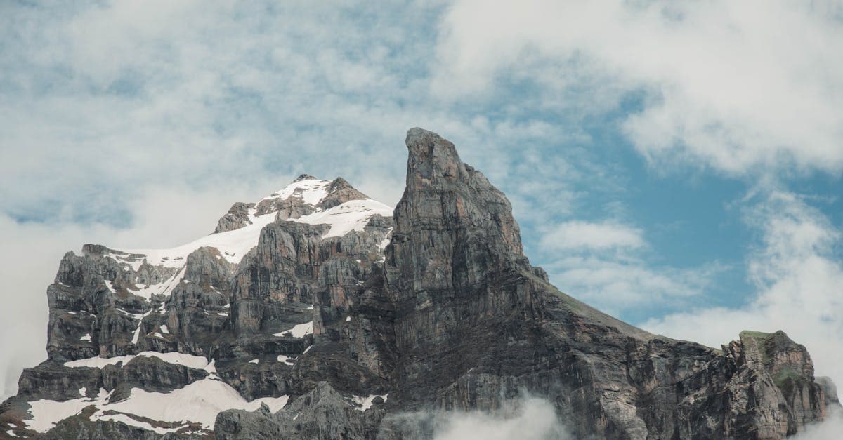 Couple de voyageurs explorant les rizières de Bali en choisissant quand partir à Bali selon leur profil