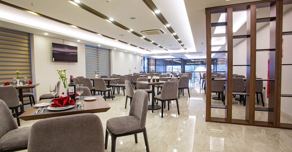 Elegante comedor del restaurante del Best Western Plus Santa Cecilia Pachuca con decoración moderna y ambiente acogedor.
