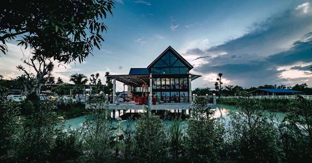 บ้านริมทะเลสาบในมุกดาหารยามพระอาทิตย์ตก ที่พักสวยงามที่ค้นพบได้จากแพลตฟอร์มจองโรงแรมออนไลน์