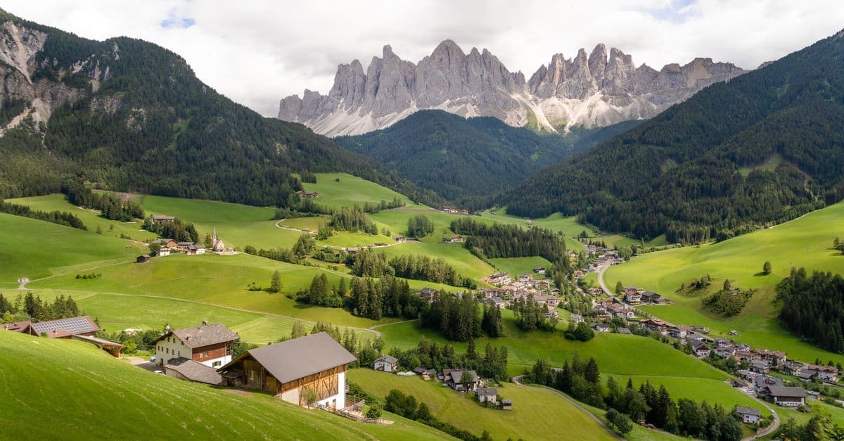 Verdi vallate e vette drammatiche della Val di Funes in Trentino-Alto Adige, tra le migliori destinazioni per Pasqua.