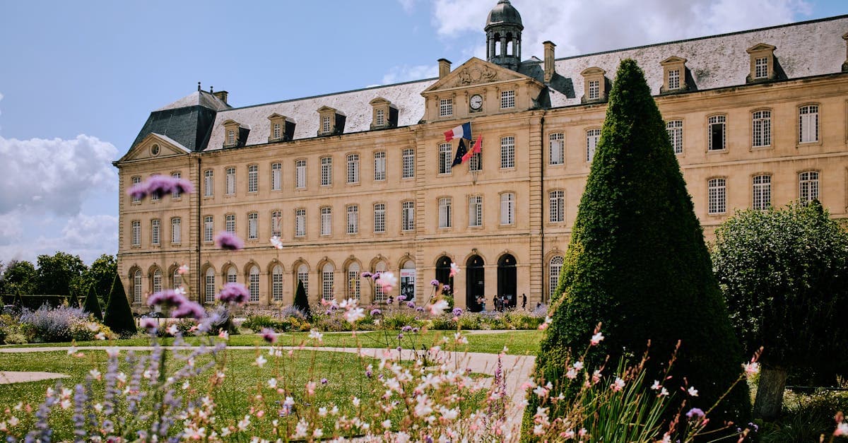 Abbaye aux Hommes de Caen entourée de jardins fleuris, destination accessible avec le visa working holiday