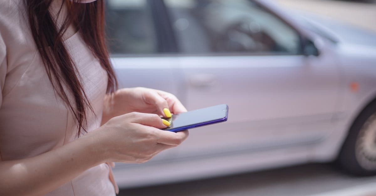 屋外の駐車場でスマートフォンを操作する女性、ヨーロッパ旅行中のインターネット接続方法