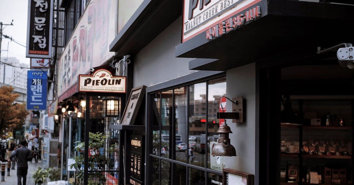 도쿄 혼밥 문화, 좁고 아늑한 골목 식당에서 혼자 식사를 즐기는 여행자의 일상