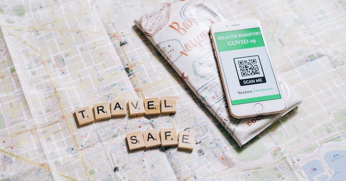 Smartphone mostrando códigos QR de viaje sobre un mapa, igual que los de Visit Japan Web para inmigración y aduanas