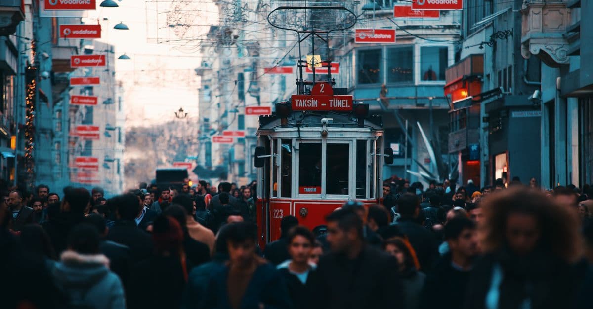 Rue animée d'Istanbul avec tramway historique rouge, explorez la Turquie connecté grâce à votre vodafone esim.