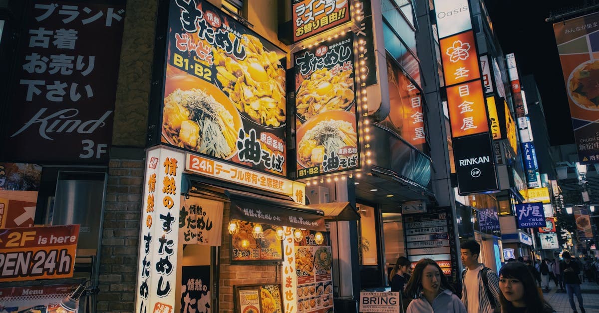 ネオンサインが輝く東京の繁華街の夜景、日本人のソウル フードが集まる飲食店街の活気ある雰囲気