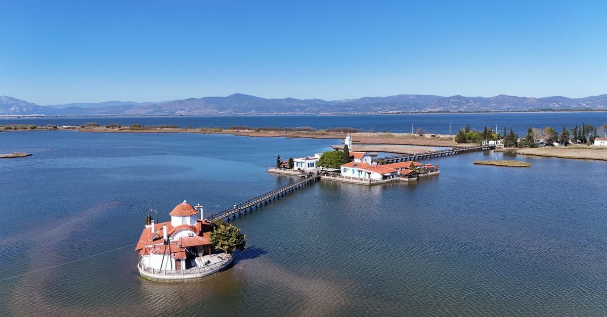 Yunanistan'da göl üzerindeki Aghios Nikolaos Manastırı, yunanistan vize randevu günü kontrol listesine ilham veriyor.