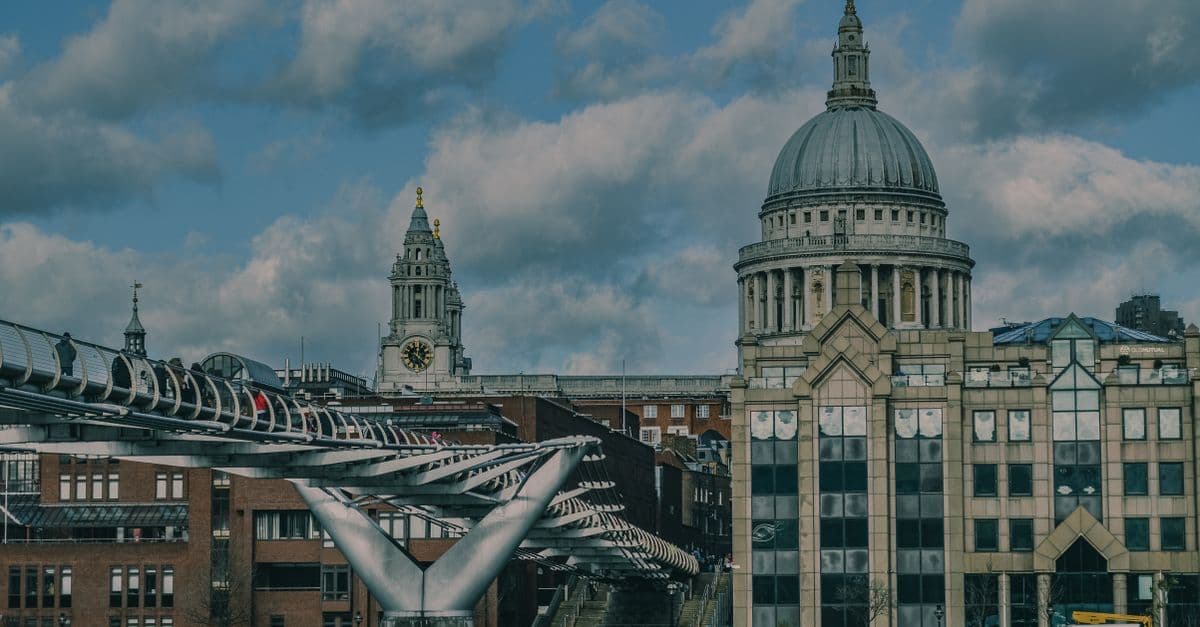 Catedral de San Pablo y el Millennium Bridge bajo un cielo encapotado, típico tiempo en Londres.