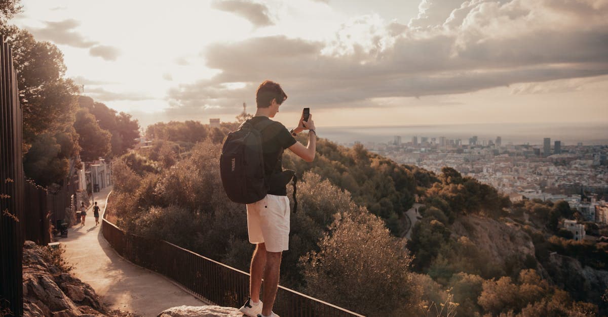 Reisender fotografiert Barcelonas Panorama beim Sonnenuntergang und bleibt dank travel eSIM mobil verbunden