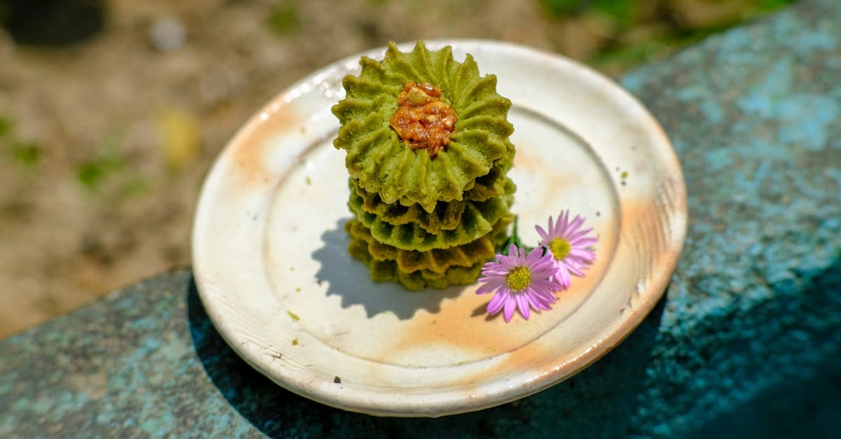 Biscuits verts aux fleurs sur une assiette rustique à Hué, une option végétarienne de la nourriture vietnam