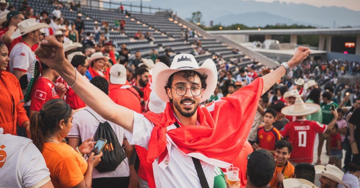 Jubelnde Fans feiern bei Sonnenuntergang vor dem Stadion – Mexiko als Gastgeber der Fußball WM 2026