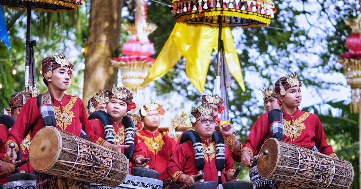 Musiciens balinais en tenues traditionnelles jouant lors d'un festival animé, calendrier culturel de Bali mois par mois