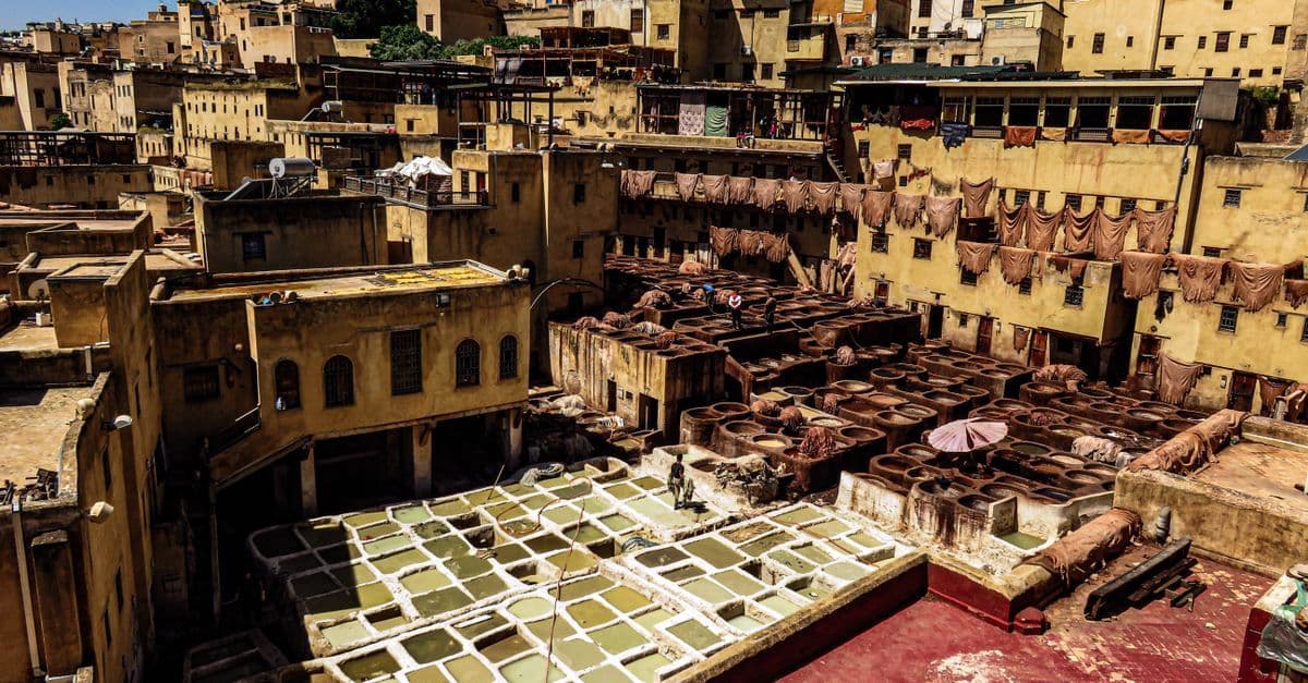 Vista aérea de las tenerías de Fez con sus cubetas de colores, símbolo de la artesanía tradicional marroquí.