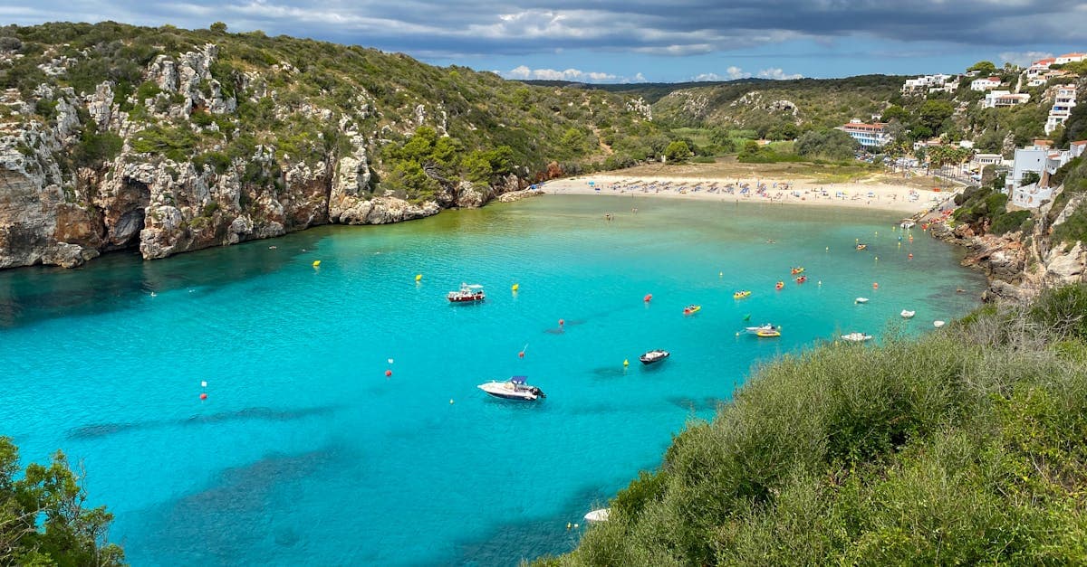 Vista aérea de la playa Cala en Porter en Menorca, uno de los destinos favoritos para viajar solo en 2026.