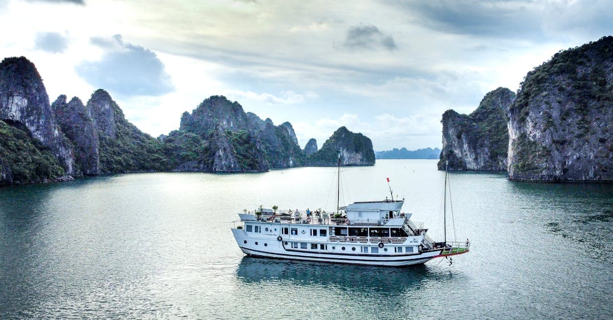 Nhìn từ flycam, tàu halong bay cruise giữa quần thể núi đá vôi của Vịnh Hạ Long