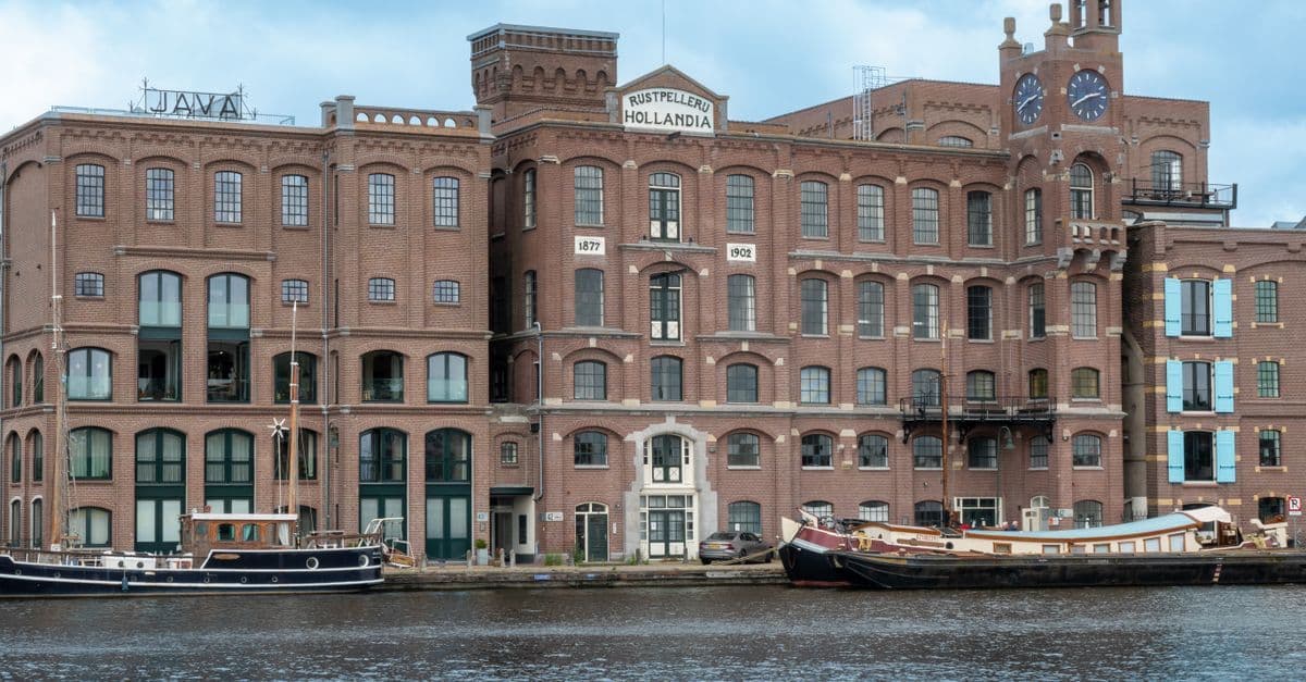 Historisch pand Rust-Pellerij Hollandia met boot in Westzaan, symbool voor de regio die het Noord Hollands Dagblad bedient.