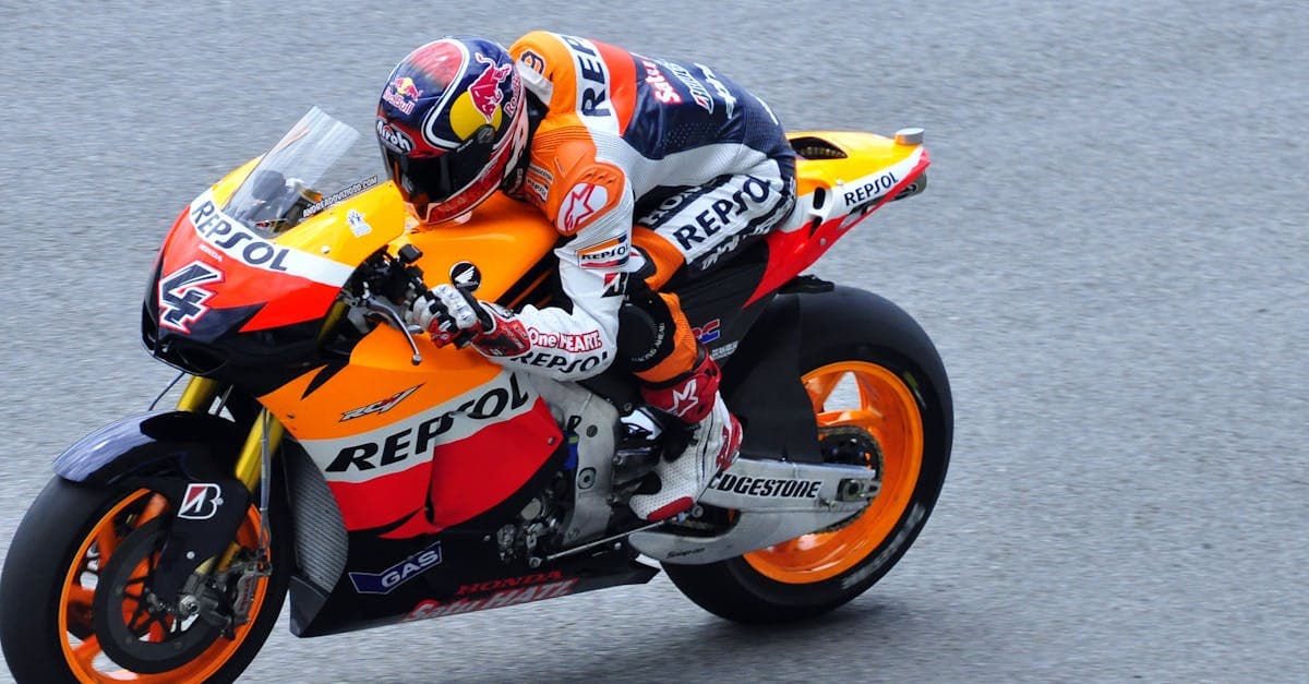 Piloto de MotoGP 2026 acelerando a máxima velocidad en el Circuito Internacional de Sepang, Malasia