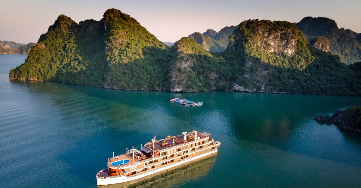 Tàu du lịch di chuyển êm ái giữa các vách đá vôi theo lịch trình halong bay cruise