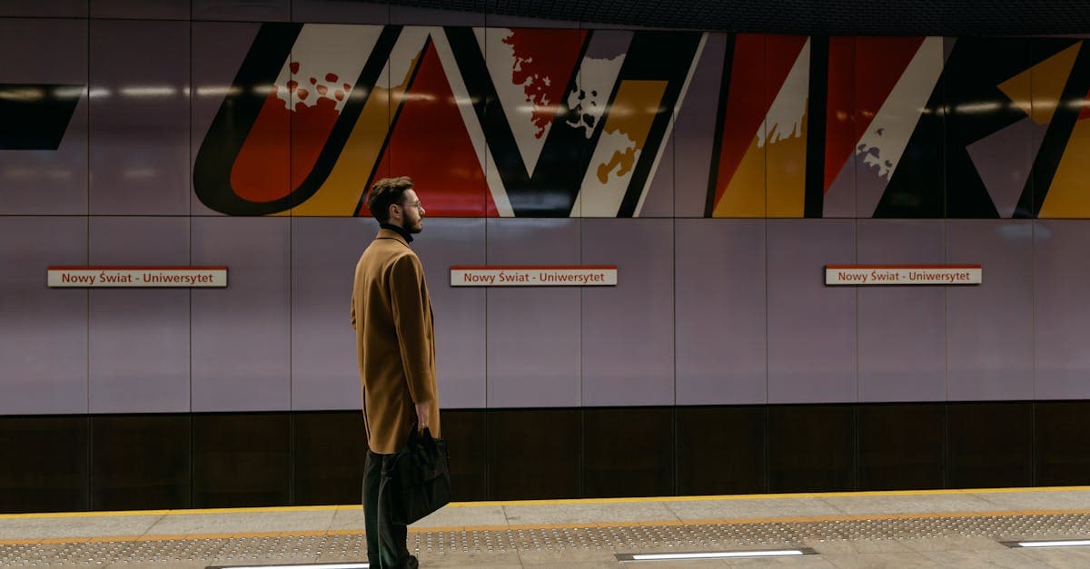 Mężczyzna czekający na peronie metra: codzienny dojazd do pracy za granicą w europejskim mieście.