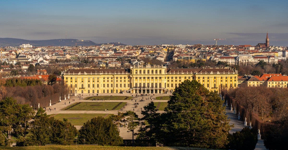 Luftaufnahme des Schlosses Schönbrunn mit weitläufigen Gartenanlagen – Wien entdecken mit Travel Shack Vienna.