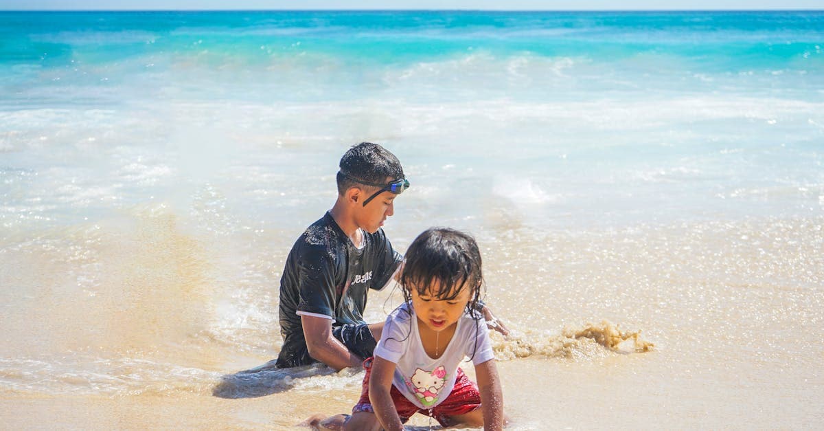 Twee kinderen spelen op een zonnig Balinees strand in april, ideaal bali weer voor gezinnen
