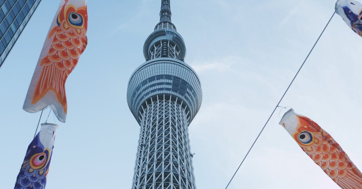 Bunte Koinobori-Karpfenfahnen schmücken den Tokyo Skytree bei einem japanischen Kulturfest.