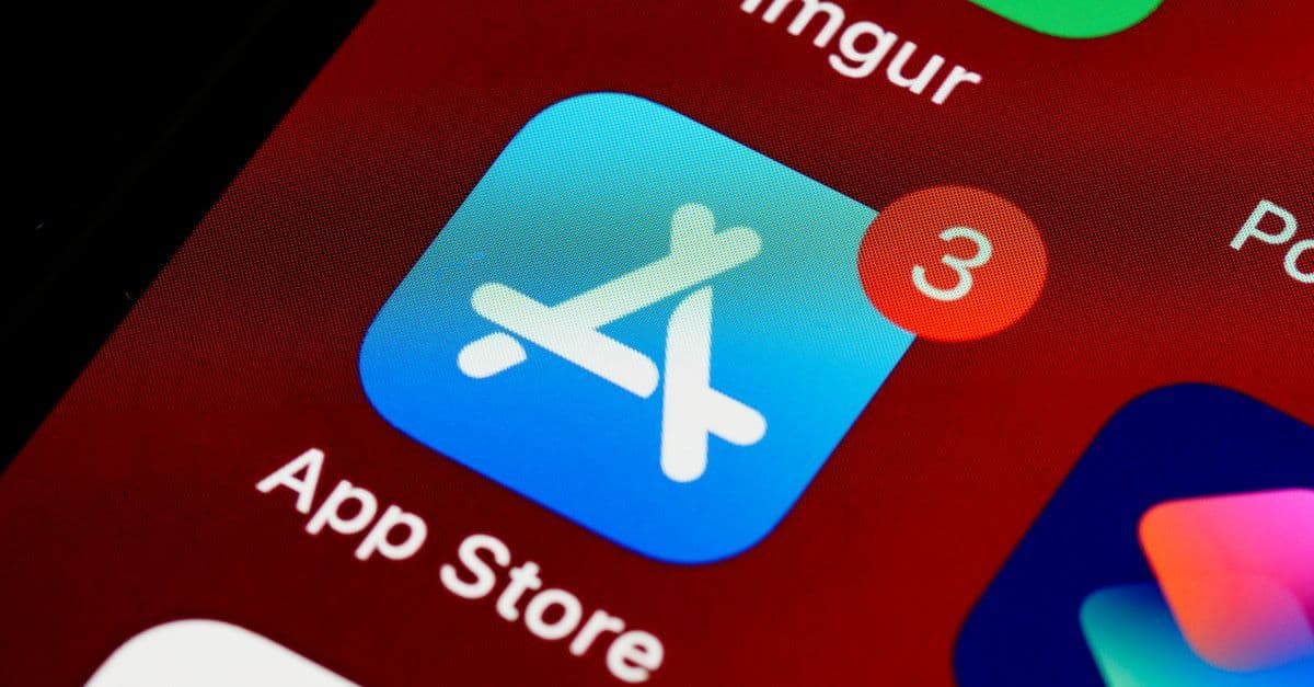 Close-up van het app store-icoon op een iPhone met notificatiebadge voor app-updates.