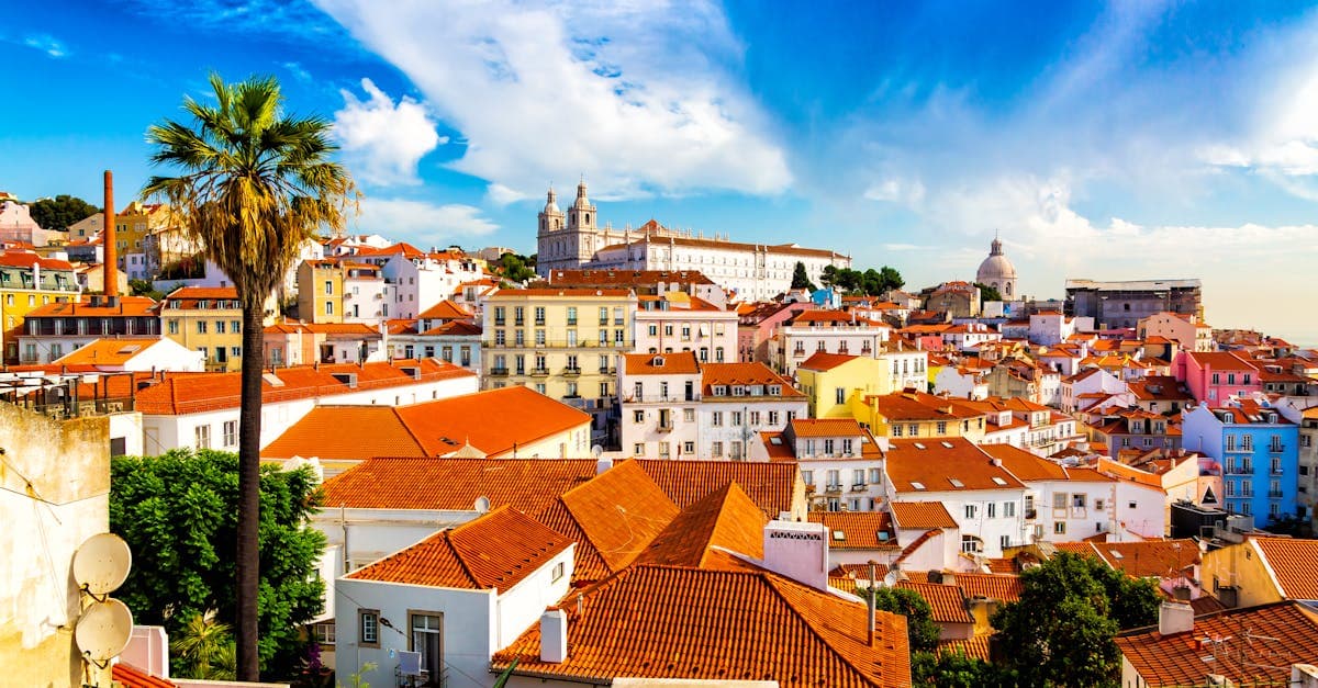 Toits colorés et architecture traditionnelle du quartier d'Alfama à Lisbonne, ambiance authentique.